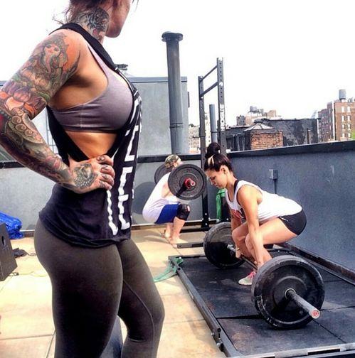 纹身女健身的网红吃瓜,揭秘她的生活与饮食秘密